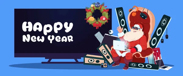 Gott nytt år Banner med jultomten sitter med Modern elektronik prylar och Plasma-Tv på bakgrund — Stock vektor