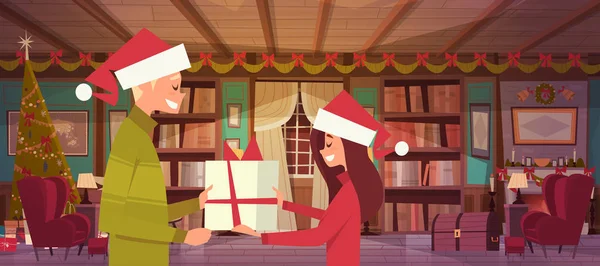 Pár v Santa klobouky drží krabičce slavit Vánoce spolu doma, roztomilé muž a žena pozdrav návrh plakátu šťastný nový rok — Stockový vektor