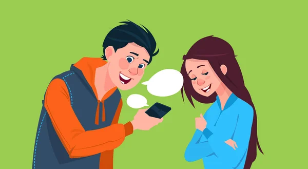 Młody chłopak i dziewczyna rozmowy trzymając komórkę inteligentny telefon Social Media komunikacja koncepcja stylu życia — Wektor stockowy
