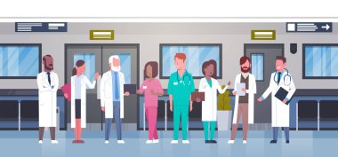 Doktor hastane koridorunda çeşitli tıbbi amele Modern kliniğinde grup