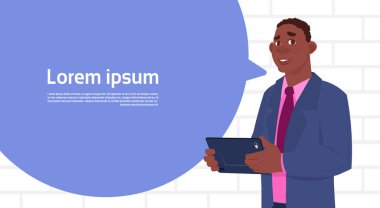 Afrika kökenli Amerikalı işadamı Holding Tablet büyük sohbet kabarcık metin kopya alanı ile konuşmak