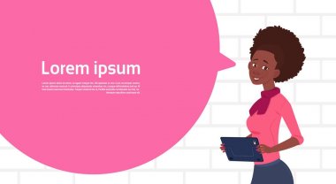 Afro-Amerikan işkadını Holding Tablet büyük sohbet kabarcık metin kopya alanı ile konuşmak