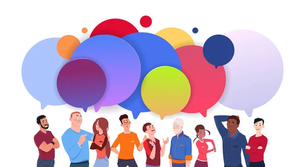 Grupo de personas diversas con burbujas de chat colorido Hombres y mujeres de dibujos animados Social Media Communication Concept — Vector de stock
