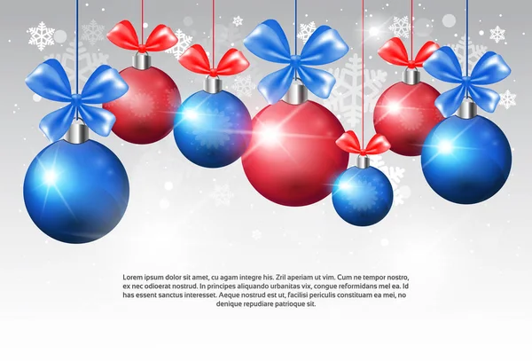 Bolas de Natal brilhantes com fita arco no espaço de cópia fundo férias decoração Banner Design — Vetor de Stock