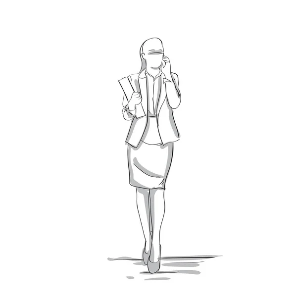 Croquis Silhouette De Confiant Femme D'affaires Parler Sur Téléphone Conversation Femme D'affaires Pleine Longueur Sur fond Blanc — Image vectorielle