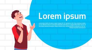 Büyük sohbet kabarcık kopya alanı beyaz tuğla duvar arka plan üzerine gülen adam