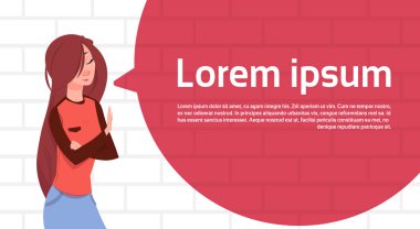 Büyük sohbet kabarcık kopya alanı beyaz tuğla duvar arka plan üzerinde duran kadın