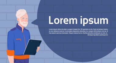 Komuta sizde tutun Tablet Pc üzerinde büyük sohbet kabarcık kopya alanı tuğla duvar arka plan ayakta
