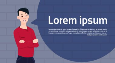 Asya adam büyük sohbet kabarcık kopya alanı tuğla duvar arka plan üzerinde ayakta