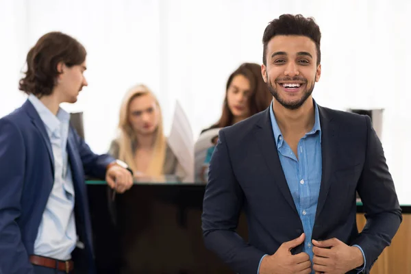 Latin Man heureux souriant porter costume élégant tout en faisant du shopping sur l'homme d'affaires payer pour de nouveaux vêtements avec carte de crédit — Photo