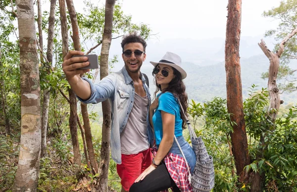 Casal com mochilas tirar foto selfie sobre montanha paisagem trekking, jovem homem e mulher na caminhada turistas — Fotografia de Stock