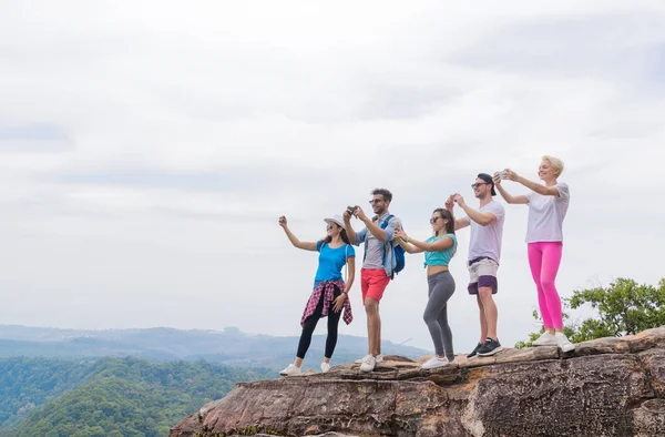 Gruppo turistico con zaino scattare foto del paesaggio dalla cima della montagna sul cellulare Smart Phone — Foto Stock