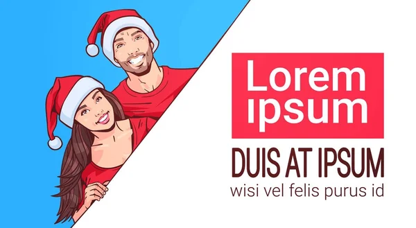 Paar mit Weihnachtsmützen hält Banner mit Kopierraum Mann und Frau Winterurlaub Werbung Weihnachtsverkauf Konzept — Stockvektor