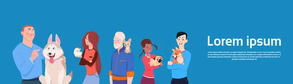 Группа разных людей, держащих милых собак владельцев с домашними животными — стоковый вектор