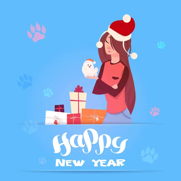 Жінка в Санта-Капелюсі тримає милий Поморський собака Зимові канікули 2018 Банер Новий рік Вітальна листівка Дизайн — стоковий вектор