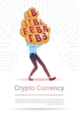 Altın Bitcoin bitti anakart devre arka plan dijital Web para yığını tutan Kripto para birimi bir adam kavramı