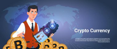 İçinde silikon mikroçip ve Bitcoin üzerinde dünya harita arka plan Kripto para birimi kavramı Holding adam