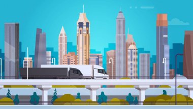 Otoban yol araçlarda modern şehir manzara arka plan ile yarı kamyon römork