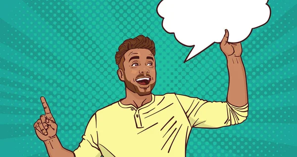 Aufgeregter Mann zeigt mit dem Finger auf Chat-Blase Pop-Art-Stil Hintergrund — Stockvektor