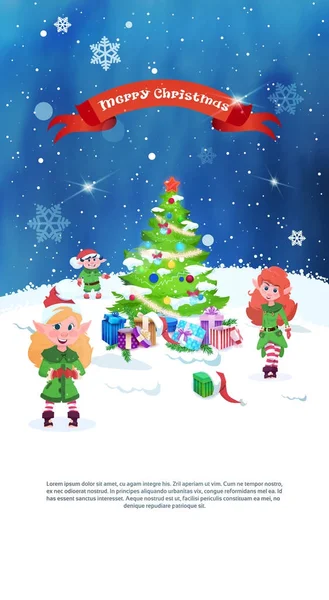 Albero di Natale decorato con palline colorate e ghirlanda con gruppo di elfi biglietto di auguri — Vettoriale Stock