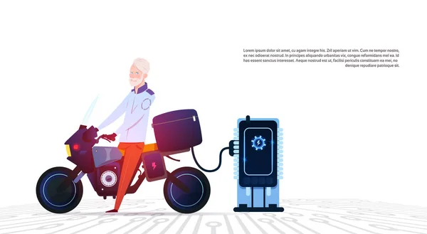 Senior mannen på motorcykeln på elektrisk laddning Station moderna Hybrid motorcykel Concept — Stock vektor