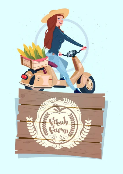 Bannière fraîche de logo de ferme avec le fermier femelle sur le transport électrique de scooter avec la boîte de légumes — Image vectorielle