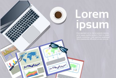 Dizüstü bilgisayar ve çalışma alanı'nı en iyi açı görünümü kavramı Office Danışma belge klasörleri afiş kopya alanı ile finansal raporlar