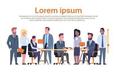 İş adamları beyin fırtınası, iş adamları takım birlikte yeni fikirler yaratıcı süreç tartışırken masada oturan çalışma grubu