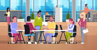 Birlikte Coworking Office Modern takım merkezinde çalışan geçici iş adamları Coworking Center'da masada oturan yarış işadamları Mix