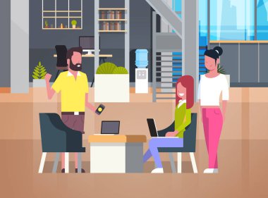 İnsanların Coworking Office rahat iş adamları iş merkezi grubunda çalışan