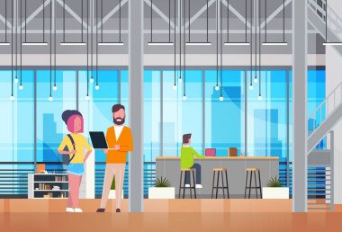 Modern ofis merkezi çalışma alanı iç Modern iş insanlar iş arkadaşlarınızla coworking