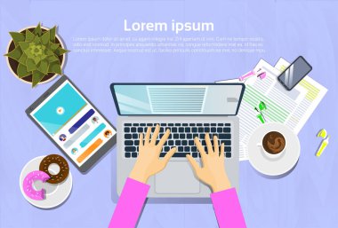 Dizüstü bilgisayar, dijital Tablet ve akıllı telefon iş yeri kavramı ile masa üzerinde üstten görünüm yazarak kadın