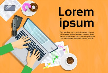 Dizüstü bilgisayar, Danışma akıllı telefon üzerinde üstten görünüm ve kağıt iş yeri kavramı ile ilgili notlar yazarak eller