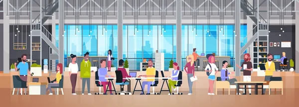 Groupe de travail de bureau de coworking des personnes créatives travaillant ensemble dans le centre moderne de collègue — Image vectorielle