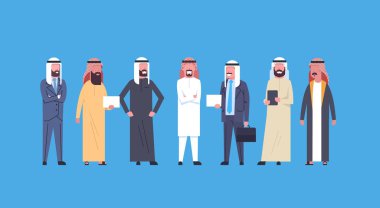 Arap iş adamları tam uzunlukta Arap işadamları geleneksel kıyafetlerle Müslüman erkek kalabalık grup.