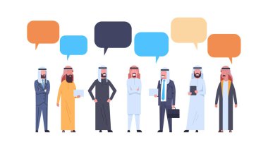 Arapça erkekler grup geleneksel kıyafetlerle beyaz arka plan tam uzunlukta Arap iş erkek üzerinden sohbet kabarcıkları ile