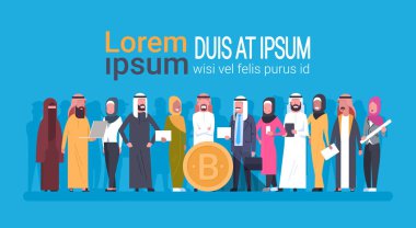 Arap insanlar Bitcoin sikke Kripto para birimi tutan kopya alanı ile para kavramı dijital Cryptocurrency incelemesi şablon Banner Web