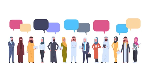アラビア語の男性と女性グループ チャット泡白背景全長アラブのビジネスの男性と女性を着て伝統的な服 — ストックベクタ