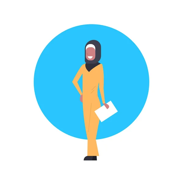 着用伝統的なアラビア語の女性アイコン全長アラブ実業家、イスラム教徒の女性アバターの服します。 — ストックベクタ
