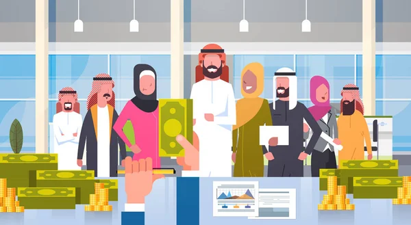 Arabe chef de groupe de gens d'affaires donnant salaire en dollar patron main tenant argent entreprises équipe musulmane — Image vectorielle