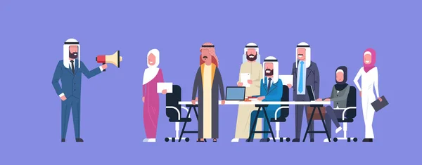 Le patron d'un homme d'affaires arabe tient un mégaphone Faire une annonce Collèges Islam Business People Team Group Meeting — Image vectorielle