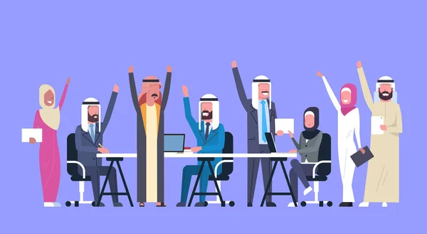 Grupa wesoły arabski biznes osób szczęśliwy trzymać podniesione ręce muzułmańskich pracowników zespołu sukces — Wektor stockowy