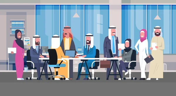 사무실에서 함께 일 하는 아랍어 사업 사람들의 그룹 데스크 이슬람 노동자 팀 회의 브레인 스토밍에 앉아 — 스톡 벡터
