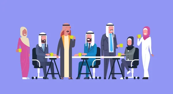 アラビア ビジネス人々 のグループ飲むお茶やコーヒーに座る一緒に休憩でオフィス デスク イスラム教徒労働者チームで — ストックベクタ