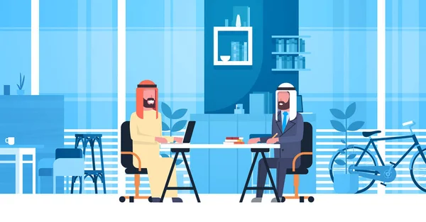 Arabische Geschäftsleute sitzen am Schreibtisch im modernen Coworking Space und arbeiten zusammen mit muslimischen Arbeitern im Coworker Center — Stockvektor