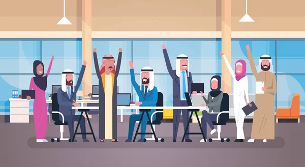 Gruppe gut gelaunter arabischer Geschäftsleute hält glücklich erhobene Hände zusammen, die am Schreibtisch sitzen. — Stockvektor