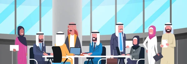 Gruppe fröhlich lächelnder arabischer Geschäftsleute, die zusammen im Büro arbeiten, sitzen am Schreibtisch und besprechen ein Brainstorming — Stockvektor