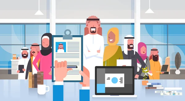 Recrutamento Mão Segurando Retomar Escolhendo Candidato De Negócios Árabes Grupo de Pessoas No Escritório Moderno Conceito de Recursos Humanos —  Vetores de Stock