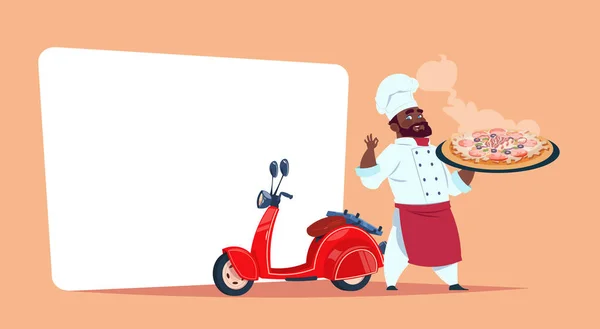 Концепция доставки пиццы Афро-американский шеф-повар держит коробку с горячим блюдом, стоящим на красном мотор велосипед шаблон баннер с копировальным местом — стоковый вектор