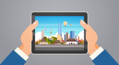 Seul manzara ile dijital Tablet Holding Kore seyahat yerler eller